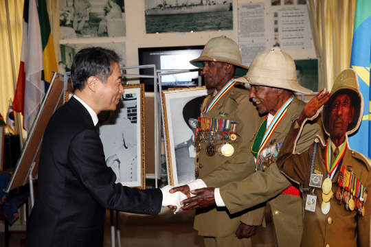 정종섭 행정자치부 장관이 17일(현지시간) 오후 행정한류를 확산시키는 '한-아프리카(1+5) 행정장관회의'를 주최하기 위해 에티오피아 아디스 아바바에 위치한 한국전 참전용사 기념공원를 방문, 참전용사 기념탑에서 헌화·묵념을 한 뒤 참전용사들과 인사를 나누며 격려 하고 있다. 행정자치부 제공.